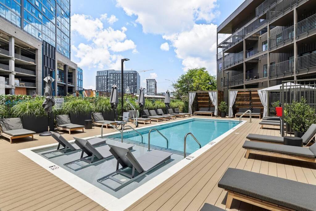 Skyline View, Pool, Gym, Balcony'S, Walk To Bway! Διαμέρισμα Νάσβιλ Εξωτερικό φωτογραφία